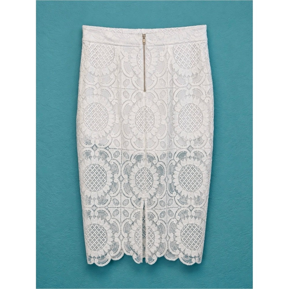 BEBE Sexy White Lace Skirt with Built-In Shorts Size 6 - Picture 2 of 2